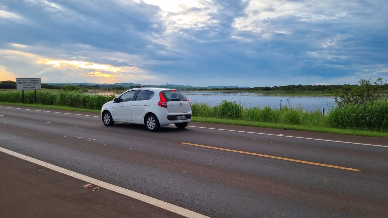Foto 2 de 10 — URGENTE: SP-255 é interditada entre Araraquara e Boa Esperança do Sul